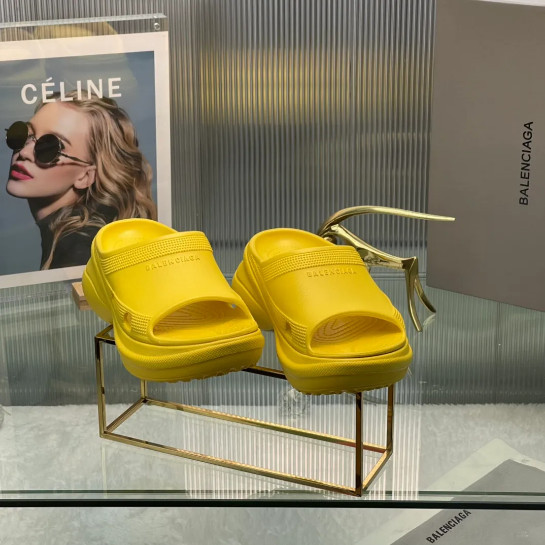 👟👟Ex-factory price 380👟👟 35-41 ‍🔥 ‍🔥 ‍🔥Balenciaga’s latest hole-in-the-wall slippers are now available! 🎉🎉🎉A sandal that is popular on Instagram, 🎊🎊🎊 and all major platforms of Xiaohongshu! Made of high-tech materials and molded in one piece, it is lightweight, wear-resistant, and waterproof! ✨✨✨ The heel height is 6CM. The colors are being added one after another to meet your various color combinations and different needs. A very cost-effective product!